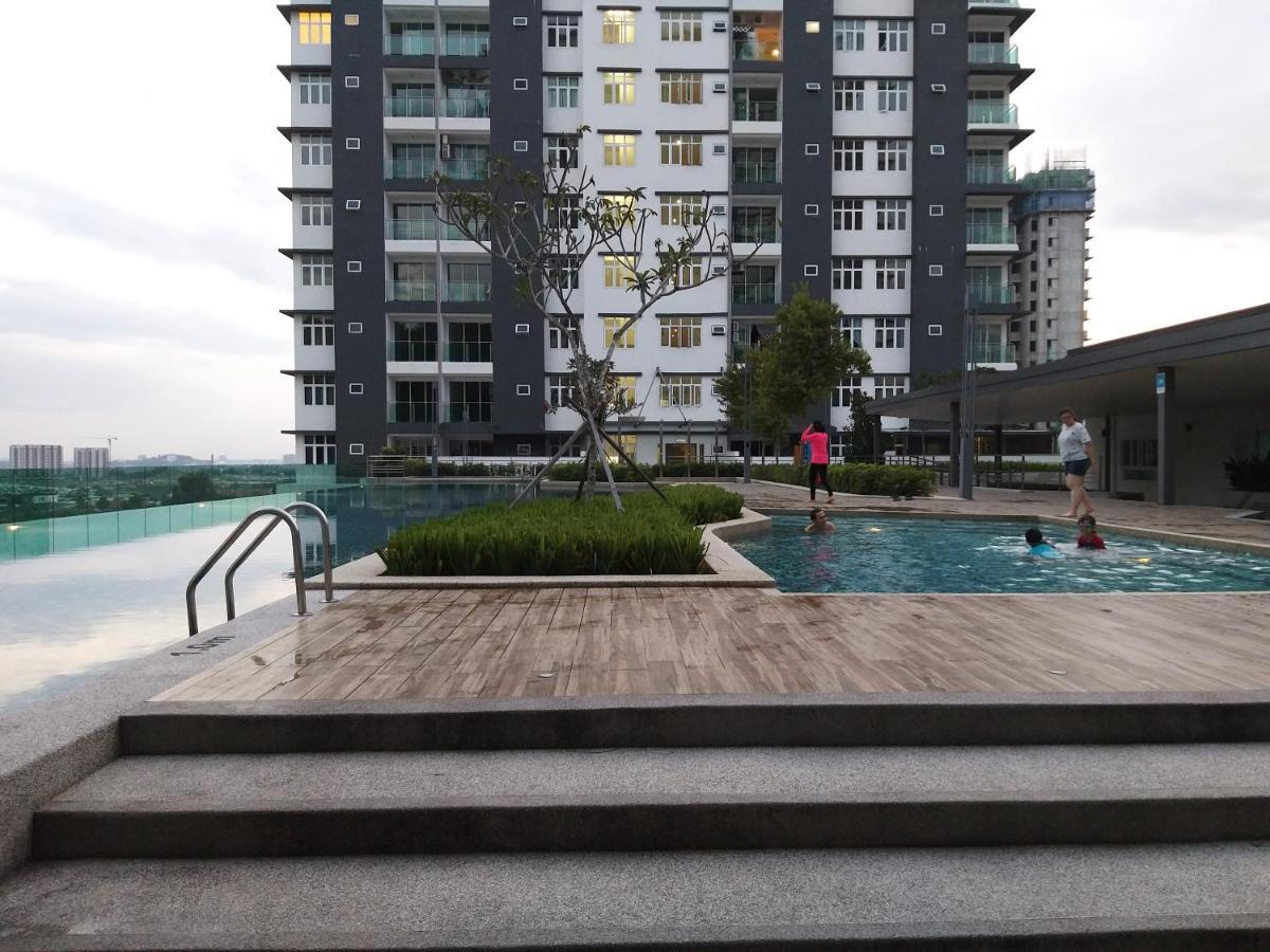 New Vacation Homestay @Forest Valley Каджанг Екстериор снимка